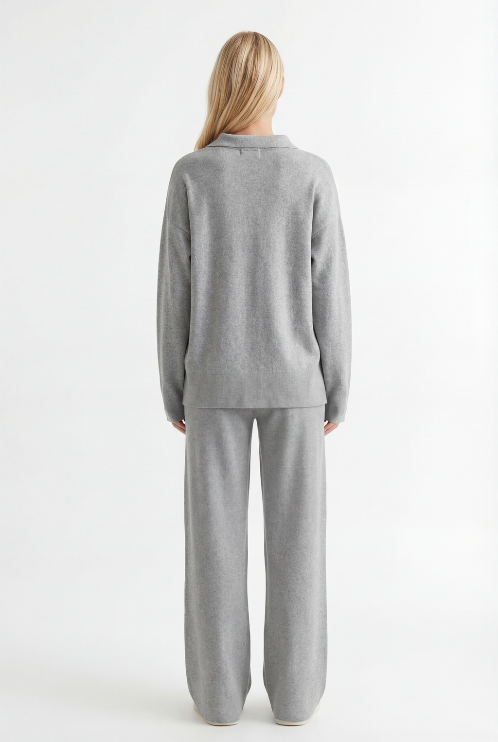 Tiesaus kirpimo megztas kostiumėlis