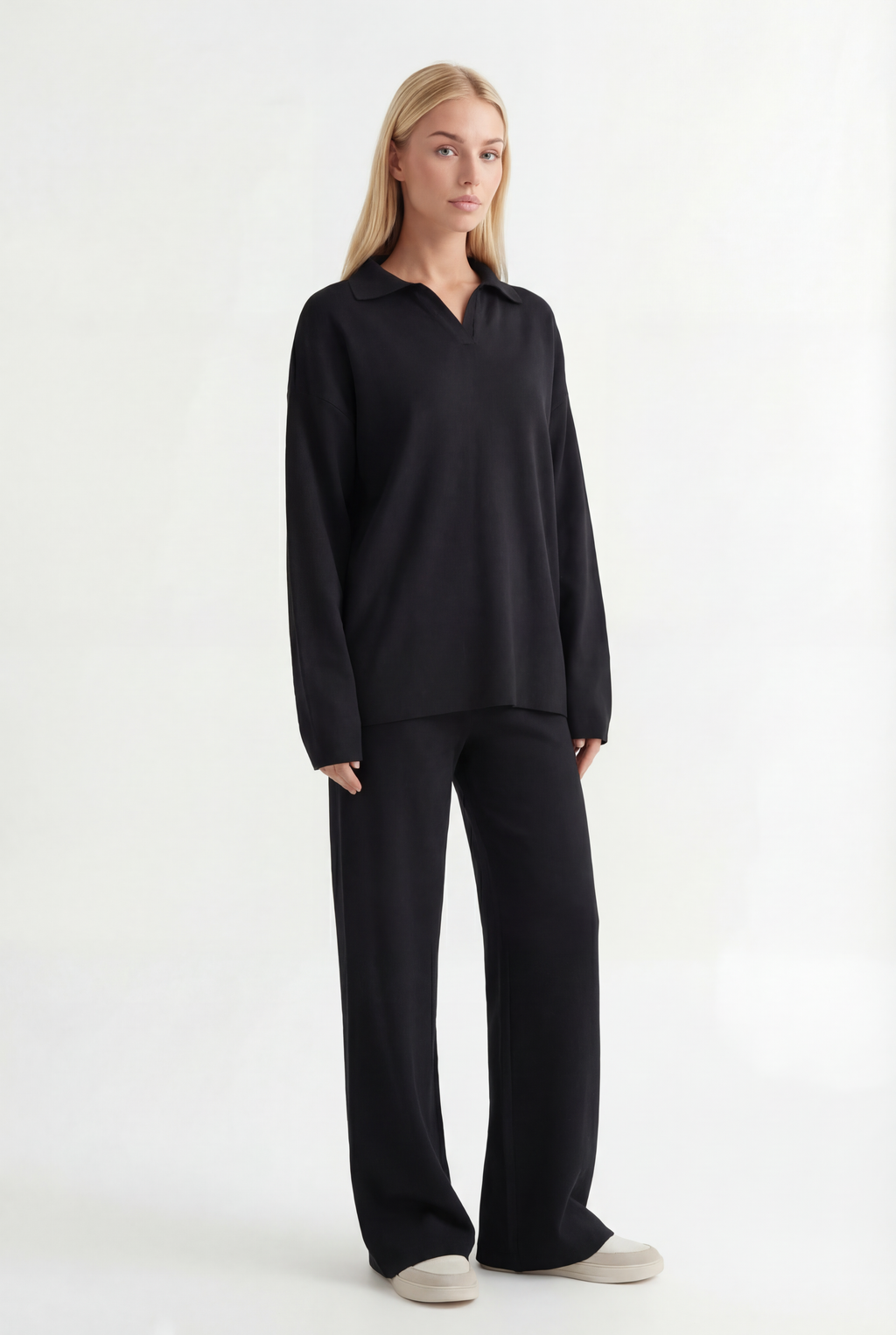 Tiesaus kirpimo megztas kostiumėlis