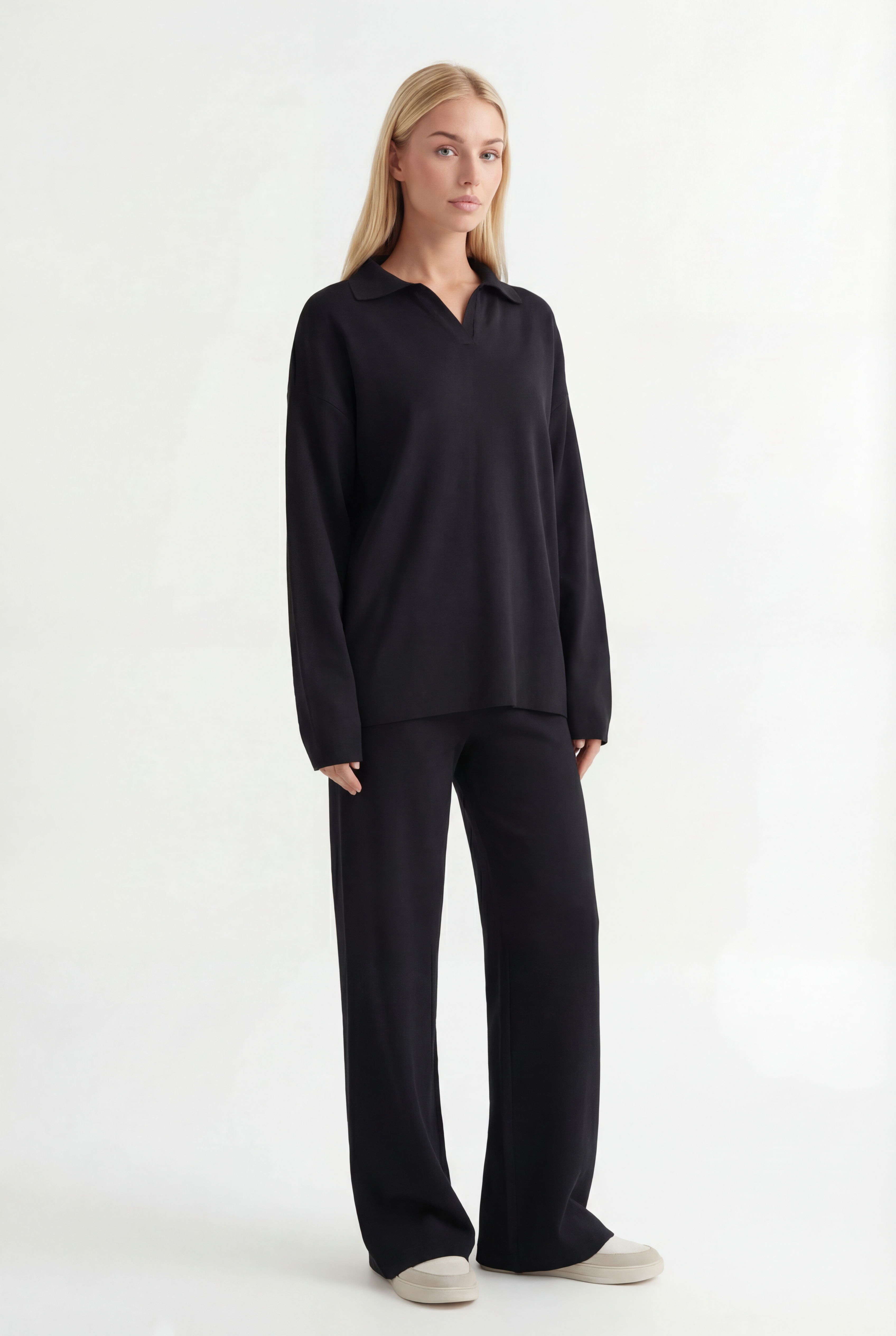 Tiesaus kirpimo megztas kostiumėlis