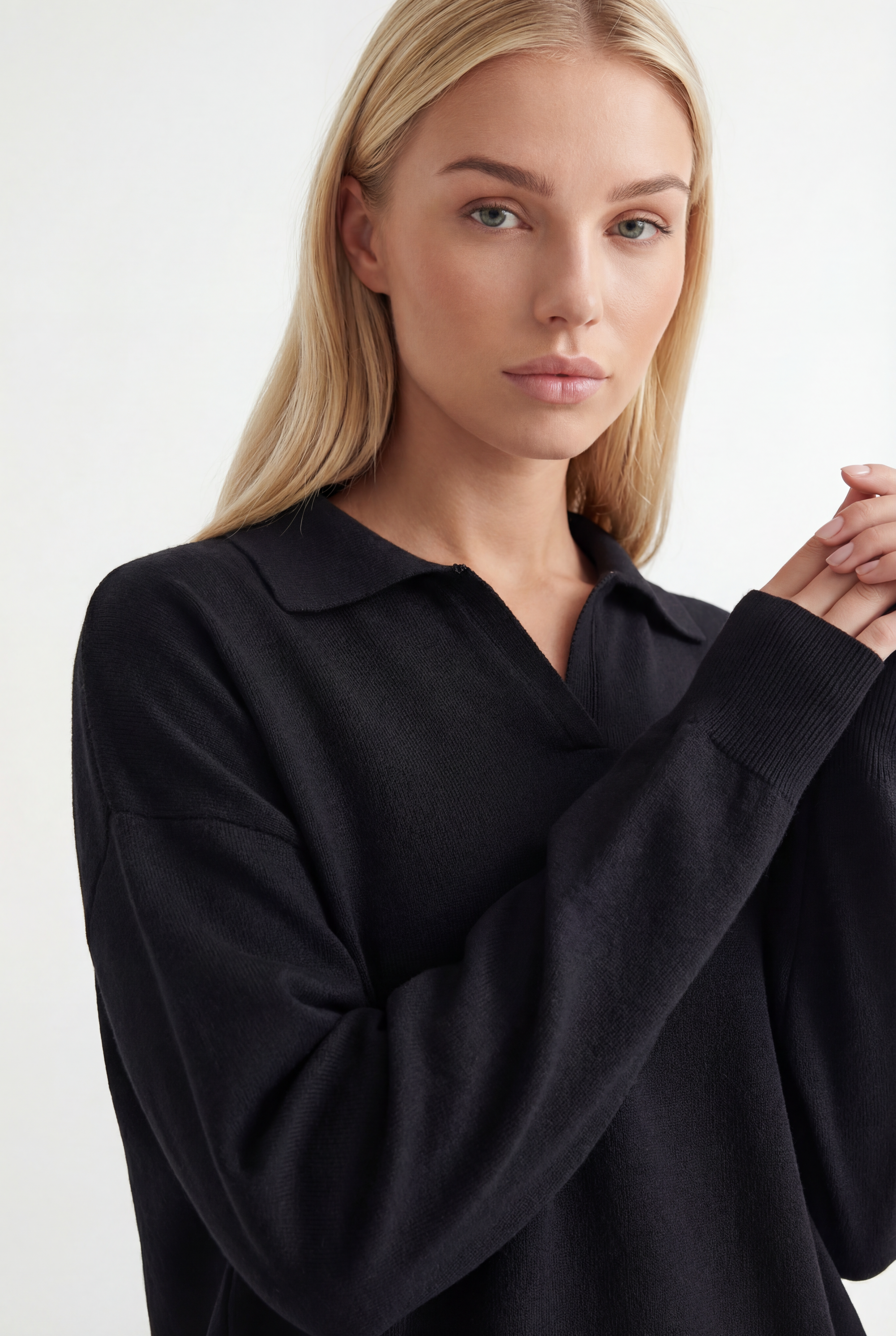 Tiesaus kirpimo megztas kostiumėlis