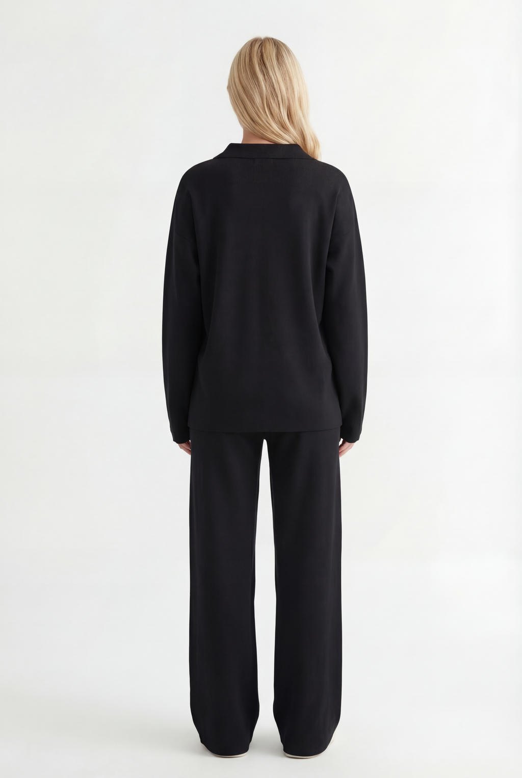 Tiesaus kirpimo megztas kostiumėlis