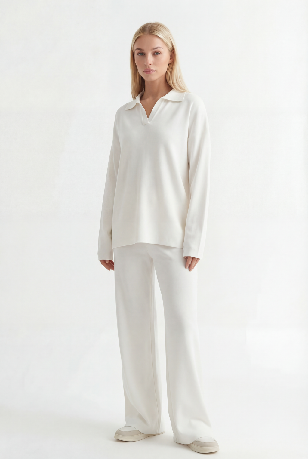 Tiesaus kirpimo megztas kostiumėlis