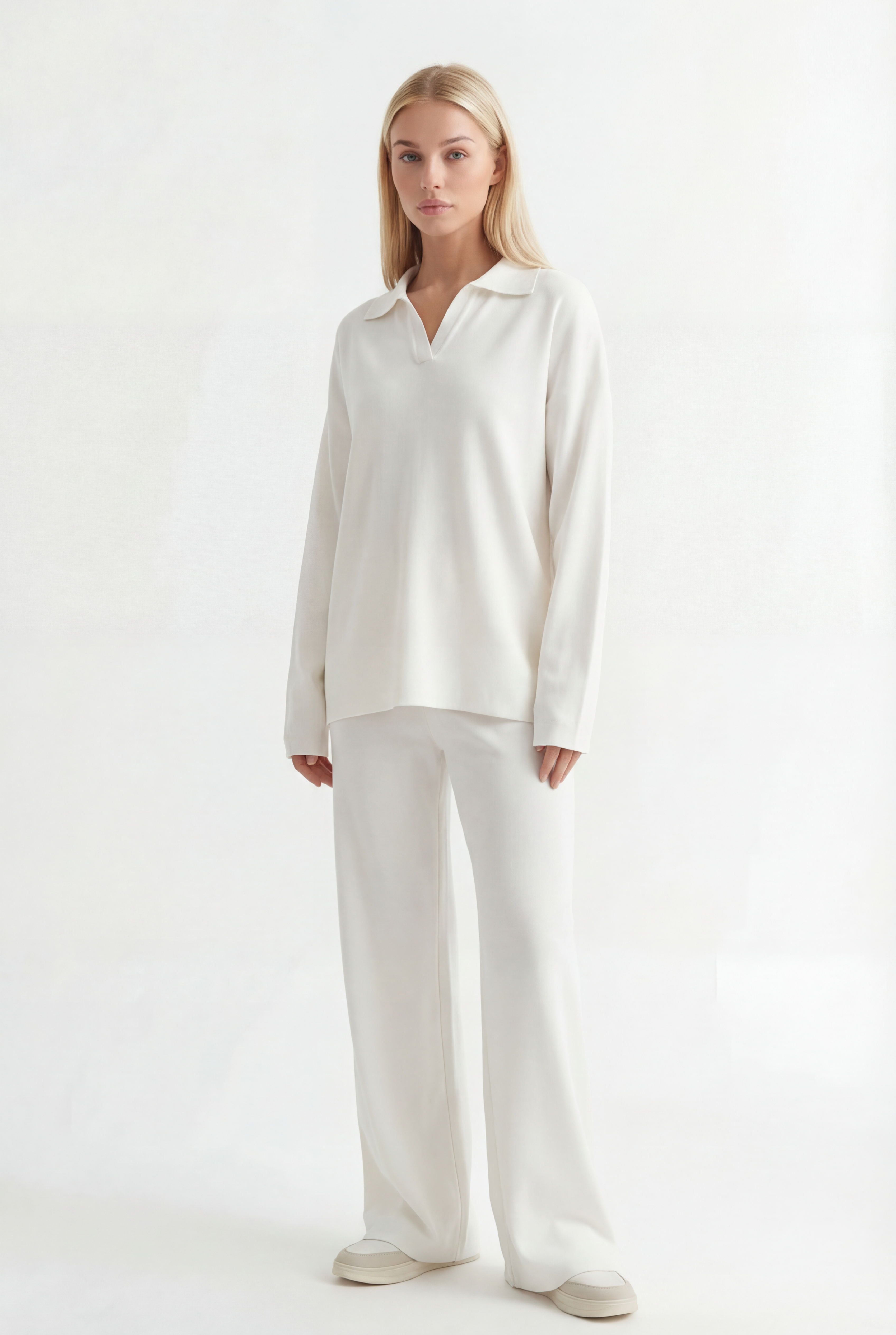 Tiesaus kirpimo megztas kostiumėlis