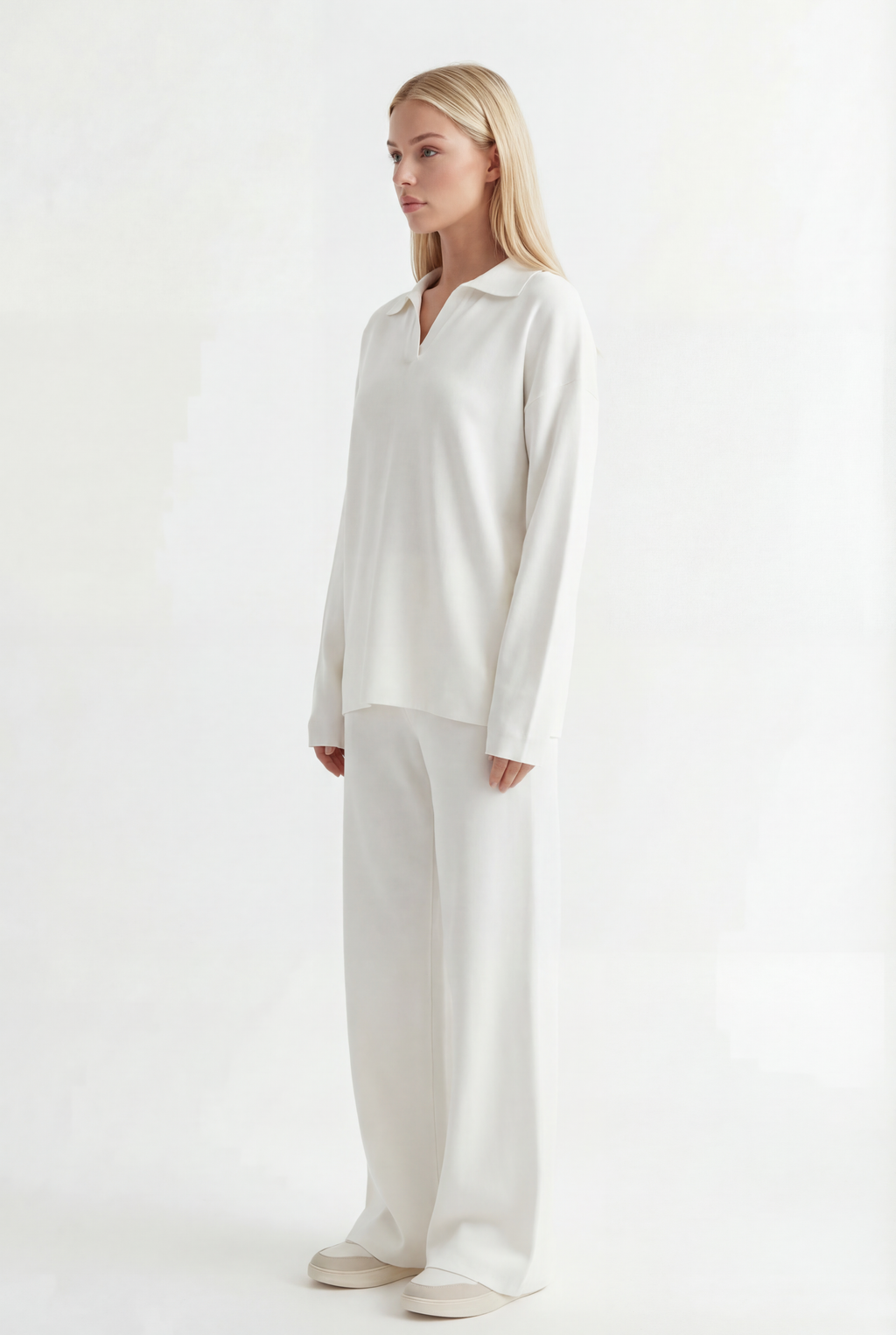 Tiesaus kirpimo megztas kostiumėlis