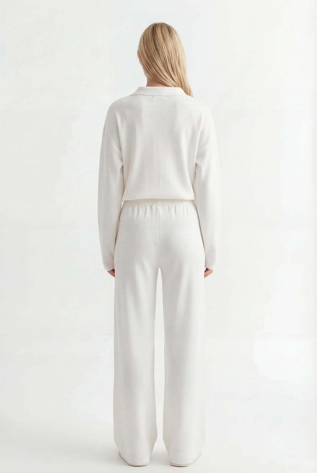 Tiesaus kirpimo megztas kostiumėlis