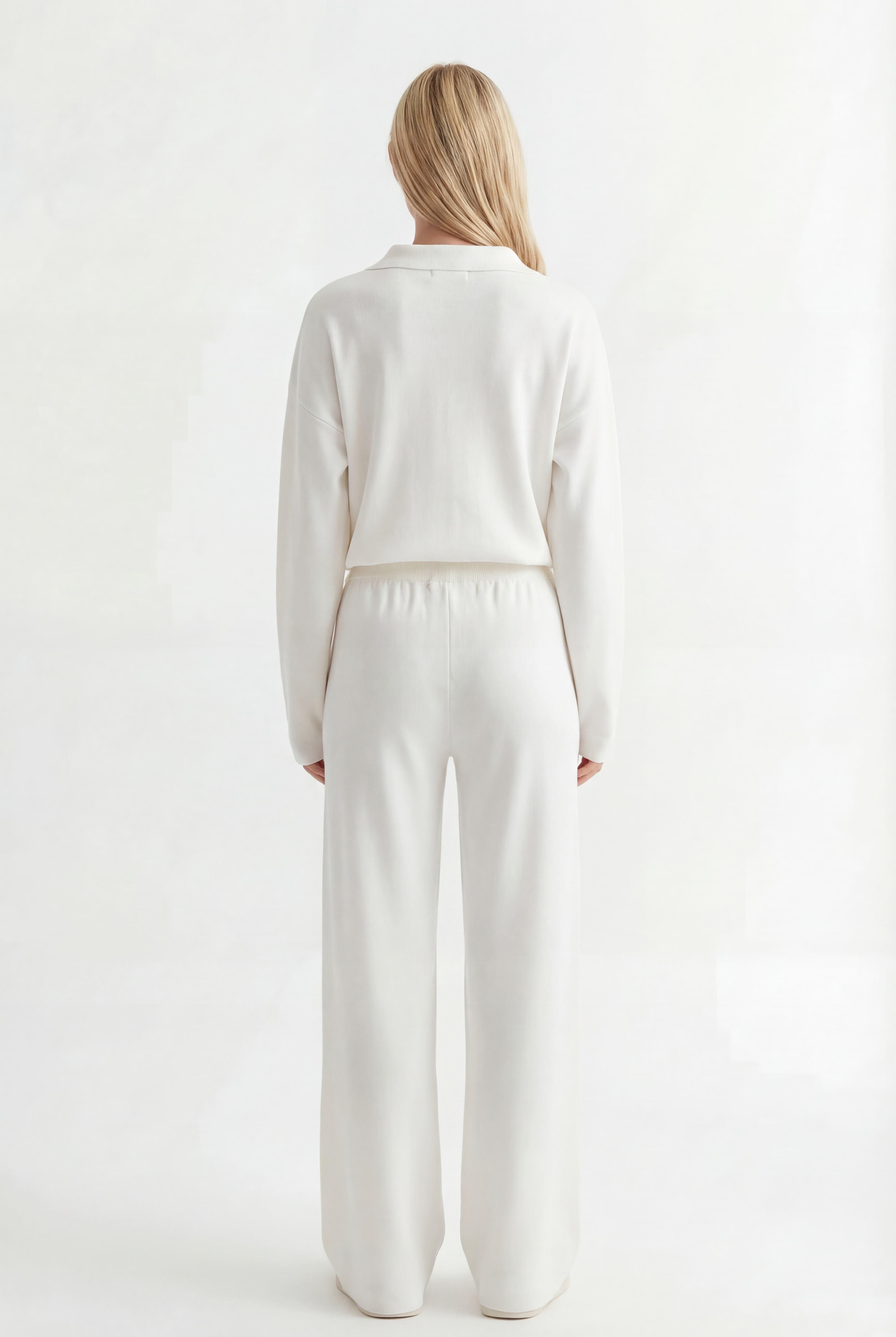 Tiesaus kirpimo megztas kostiumėlis