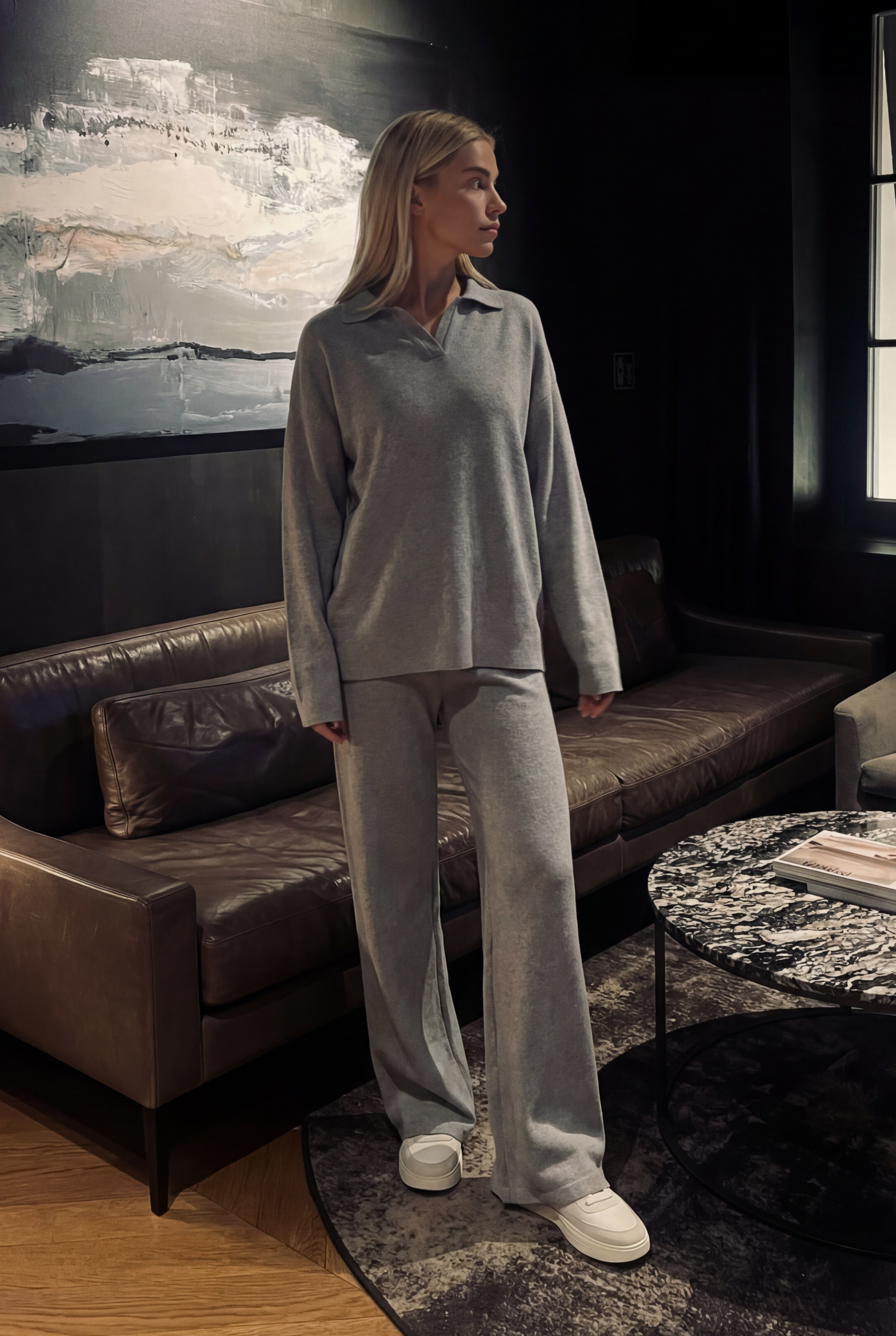 Tiesaus kirpimo megztas kostiumėlis