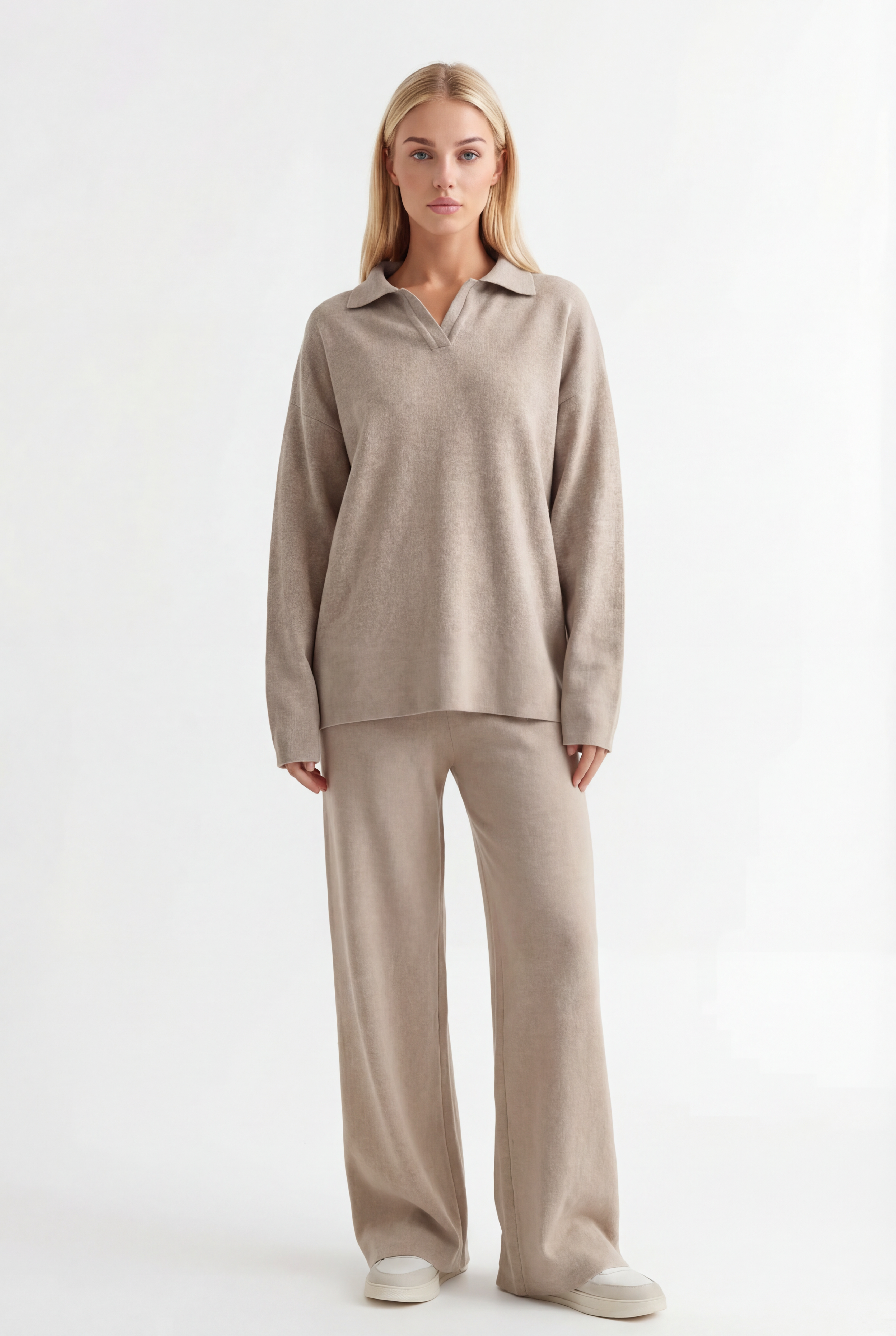 Tiesaus kirpimo megztas kostiumėlis