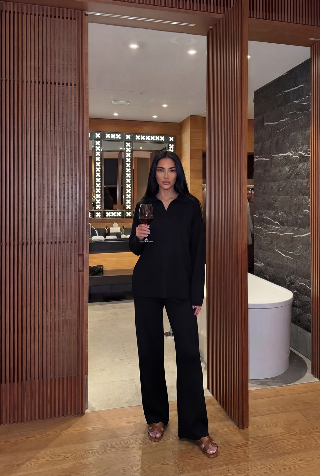 Tiesaus kirpimo megztas kostiumėlis