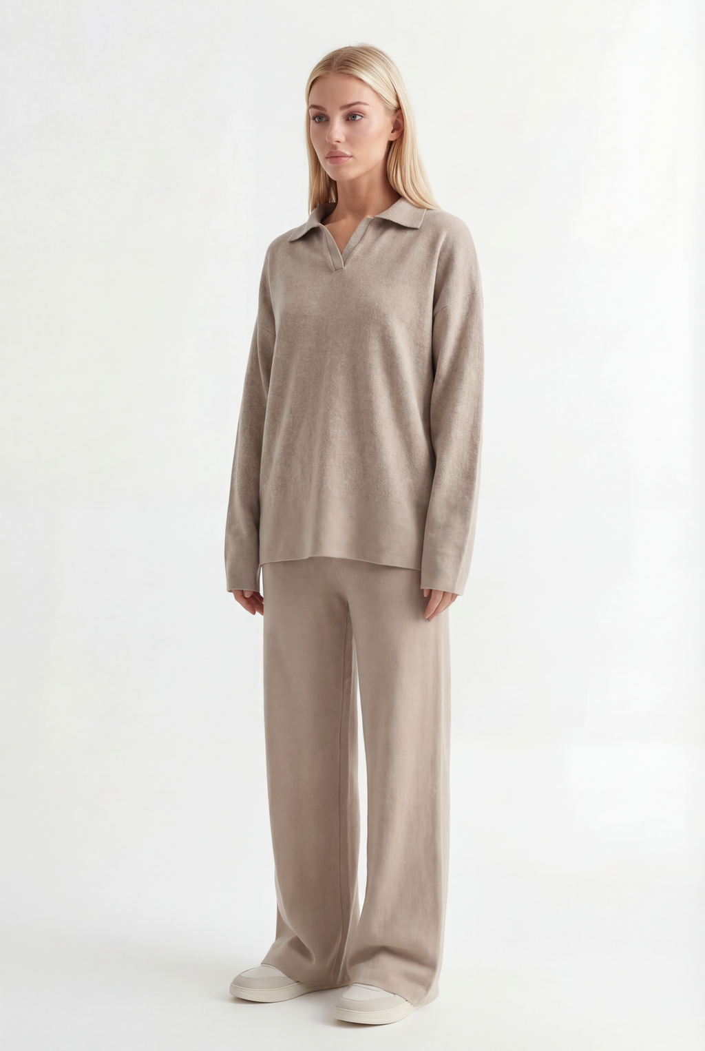 Tiesaus kirpimo megztas kostiumėlis