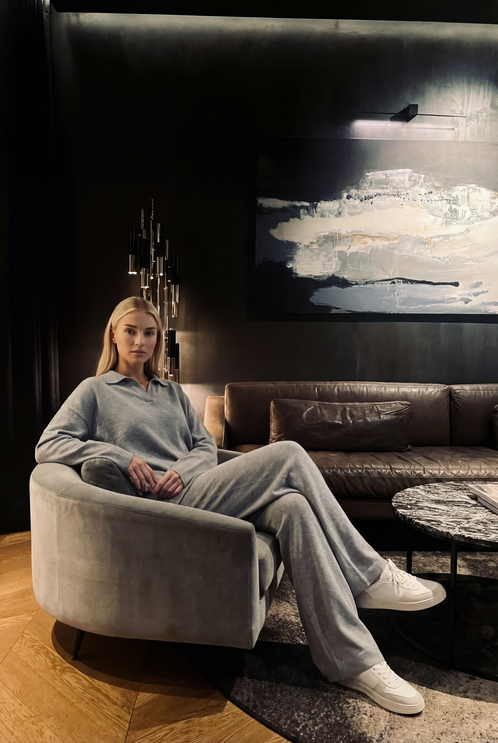 Tiesaus kirpimo megztas kostiumėlis