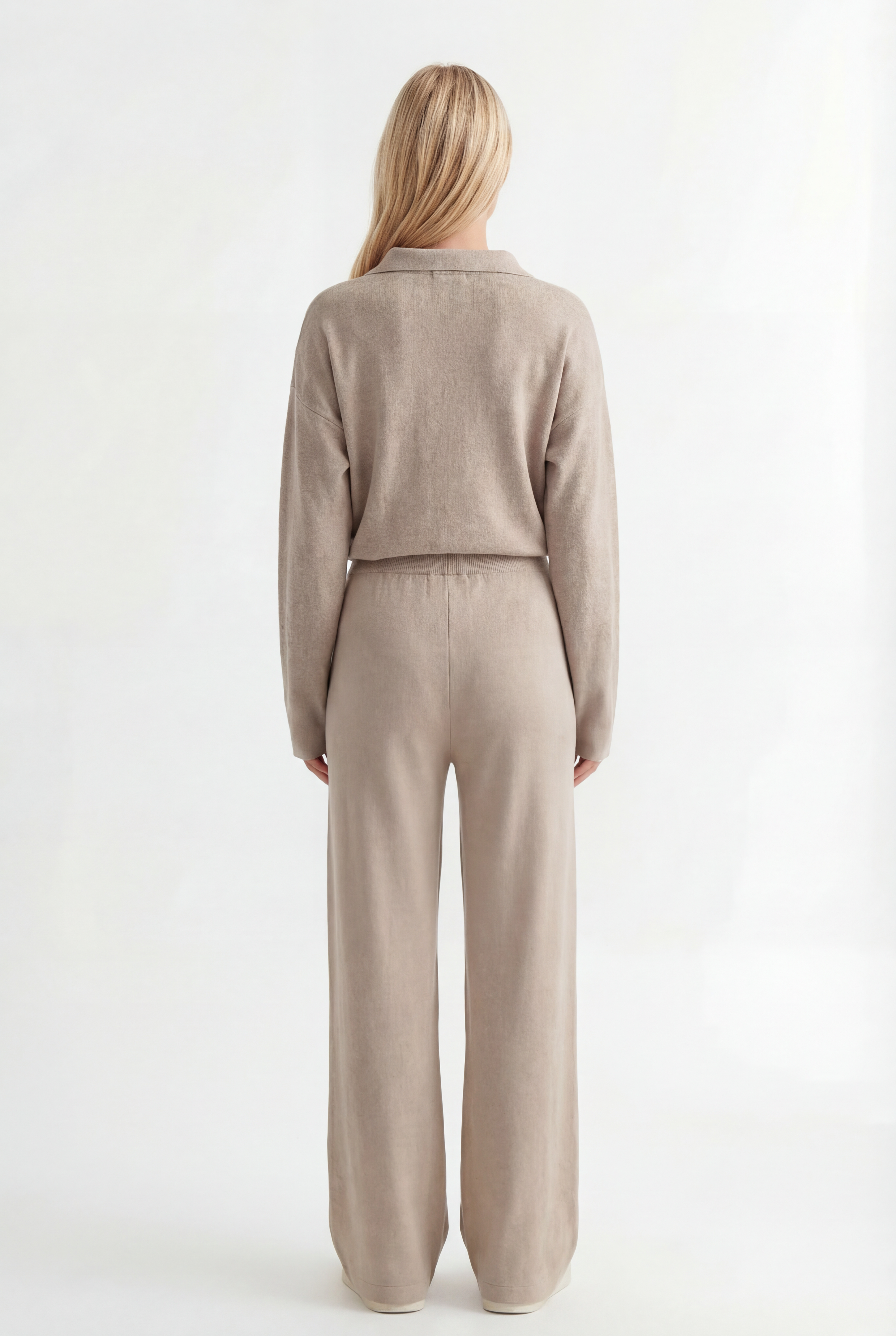 Tiesaus kirpimo megztas kostiumėlis