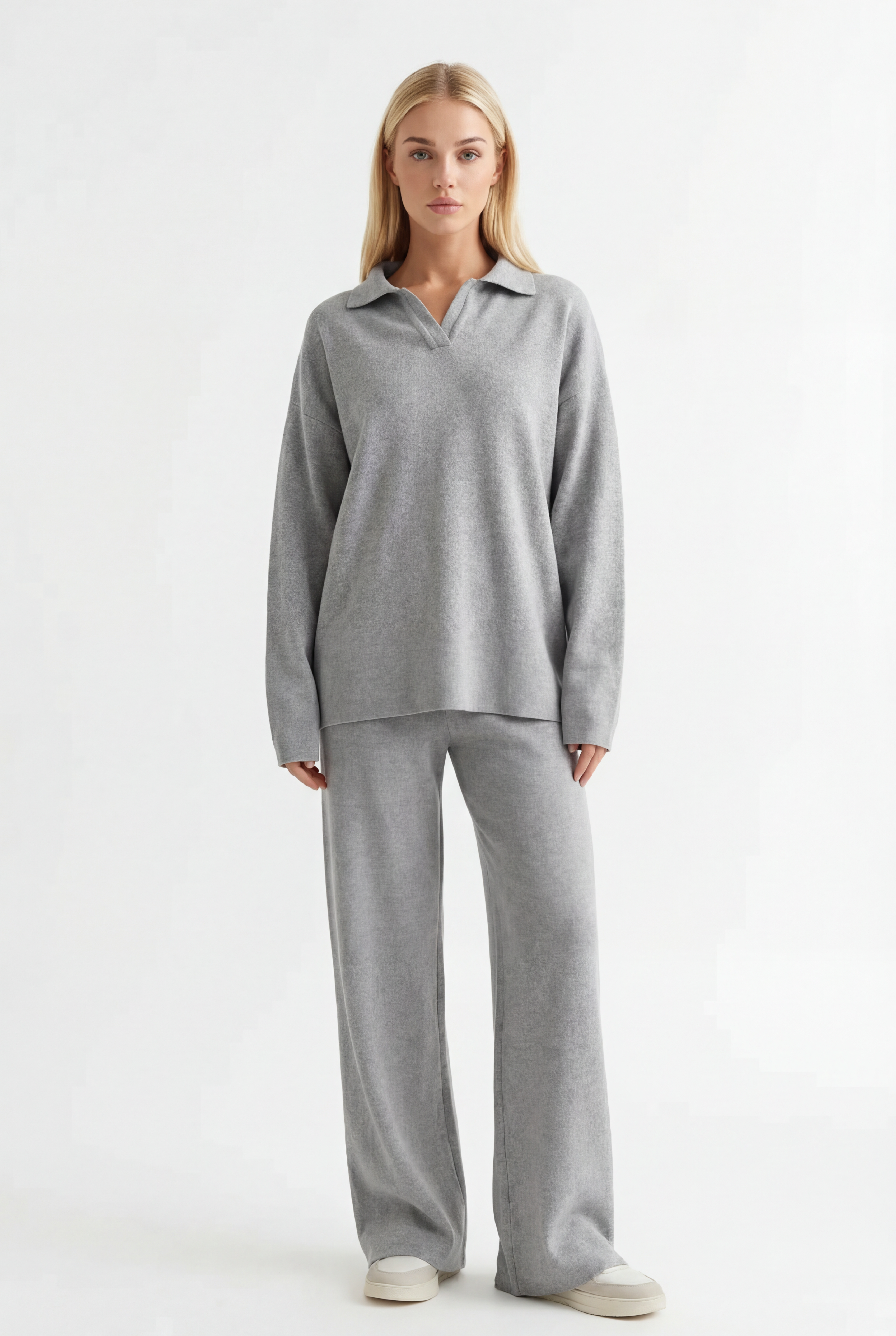 Tiesaus kirpimo megztas kostiumėlis