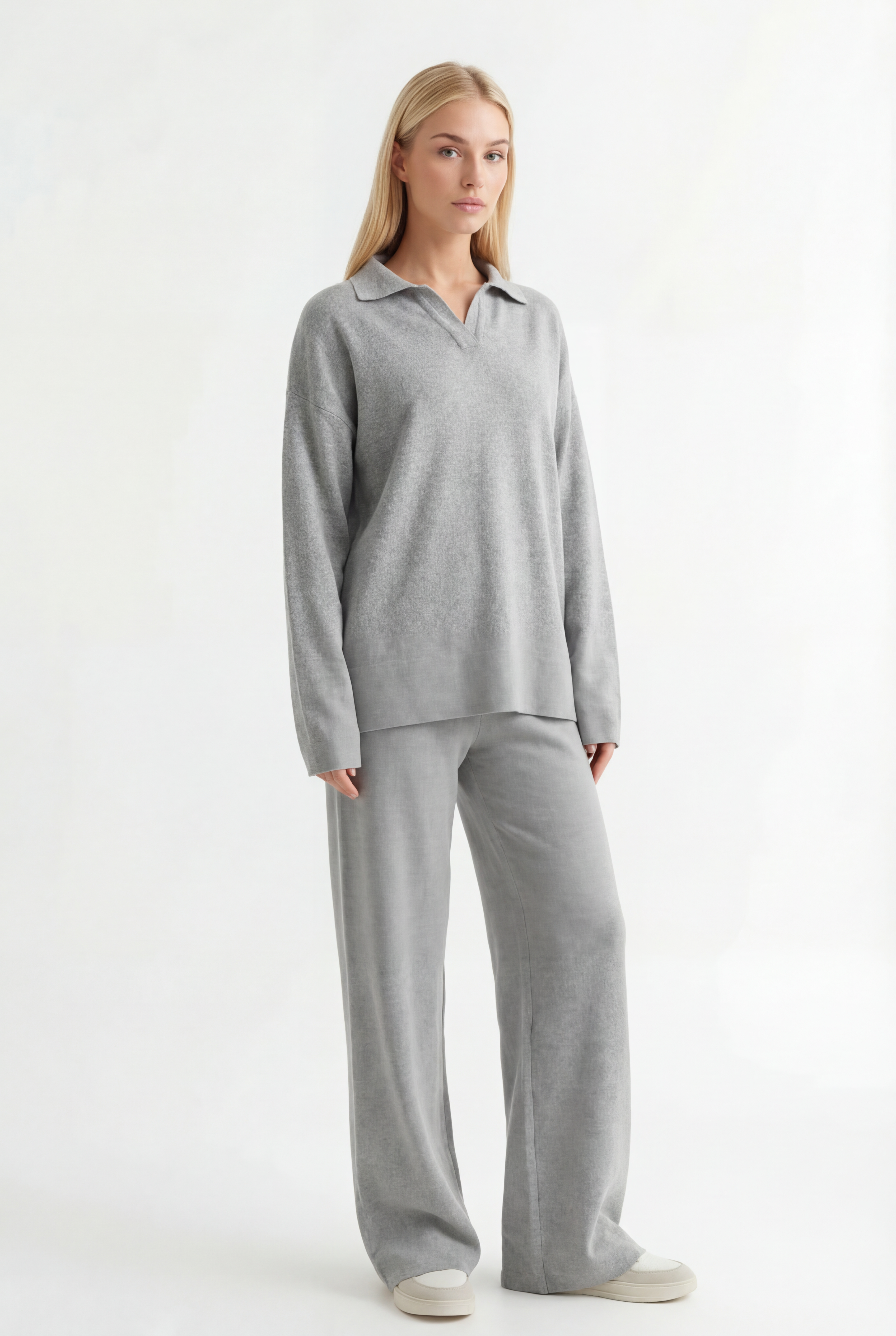 Tiesaus kirpimo megztas kostiumėlis