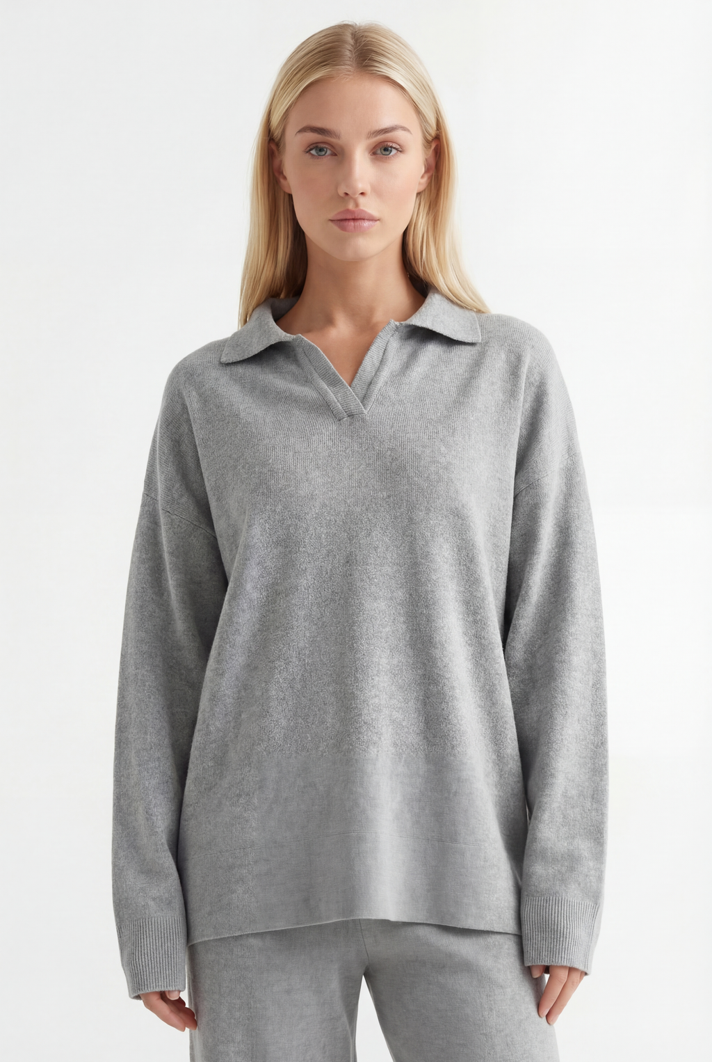 Tiesaus kirpimo megztas kostiumėlis