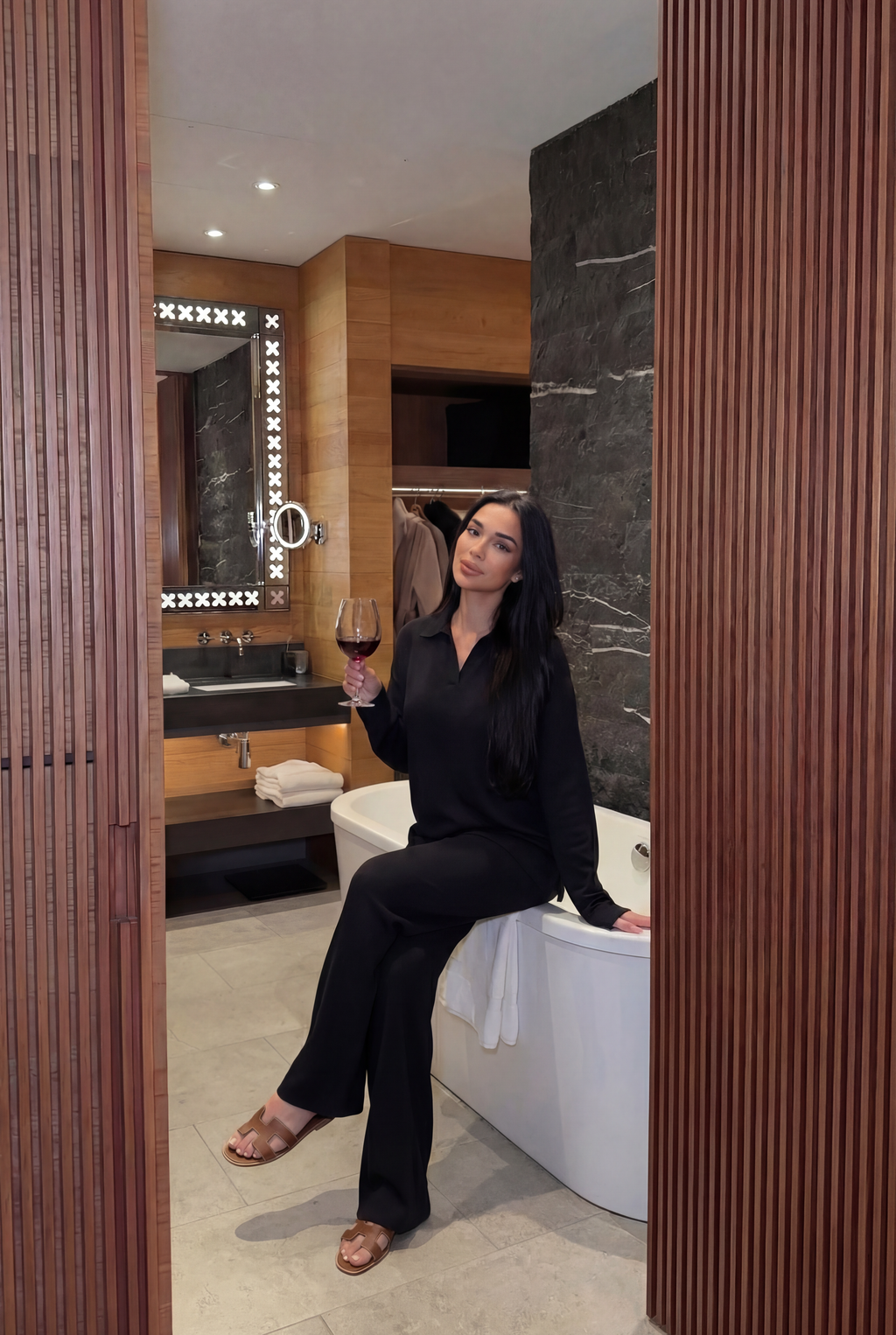 Tiesaus kirpimo megztas kostiumėlis