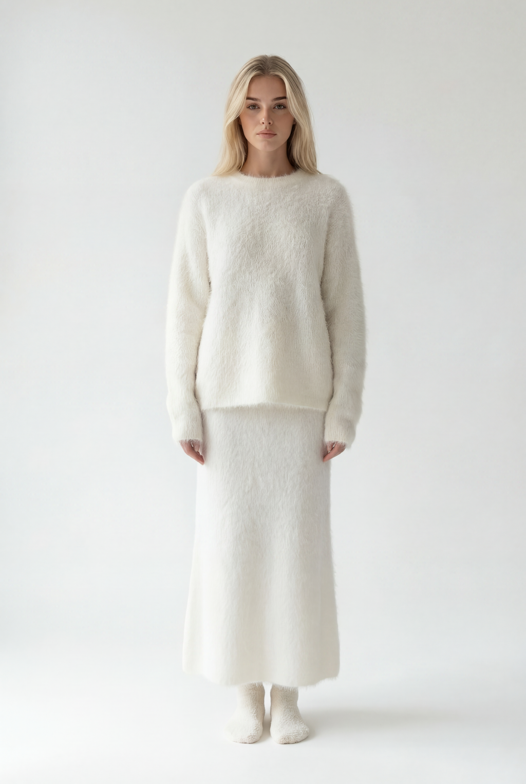 Ilgesnio silueto megztas komplektas